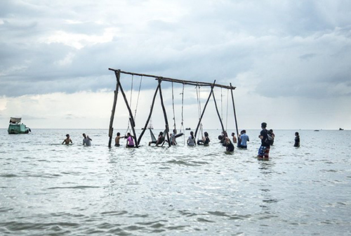 Du khách tắm biển, vui chơi tại Bãi Bàng, thuộc Khu du lịch đảo Lại Sơn. (Ảnh: Hồng Đạt/TTXVN)